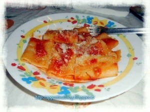 Ricetta pasta al forno con pomodoro e formaggio in un piatto colorato.