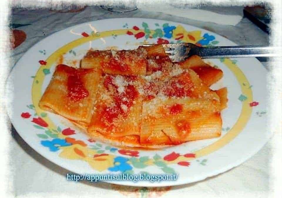 Ricetta pasta al forno con pomodoro e formaggio in un piatto colorato.