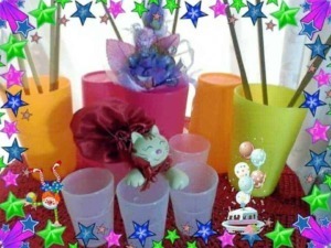 Colorati vasi di plastica con decorazioni di feste, figure di cartoni, stelle colorate e palloncini, ideale per decorazioni di compleanno e feste per bambini.