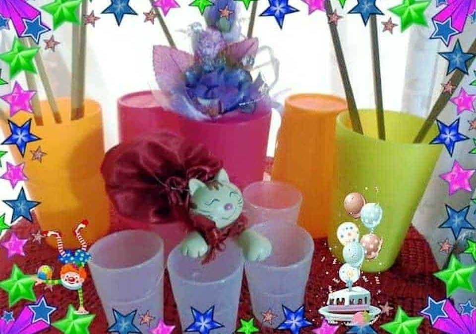 Colorati vasi di plastica con decorazioni di feste, figure di cartoni, stelle colorate e palloncini, ideale per decorazioni di compleanno e feste per bambini.
