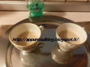 Tazze di caffè su un vassoio in stile vintage con sfondo semplice, perfette per un blog di appunti e lifestyle, focus su momenti di relax e convivialità.