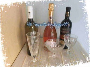 Bottiglie di spumante e liquore con bicchieri eleganti, ideale per feste e convivialità, ambientazione accogliente e raffinata per momenti di festa e celebrazione.