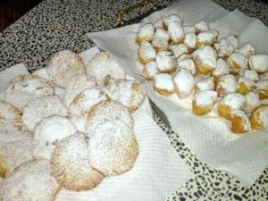 Gestores insoliti di dolci fatti in casa con zucchero a velo, biscotti e dolcetti fritti tradizionali italiani, perfetti per dessert e ricette di dolci fatti in casa.