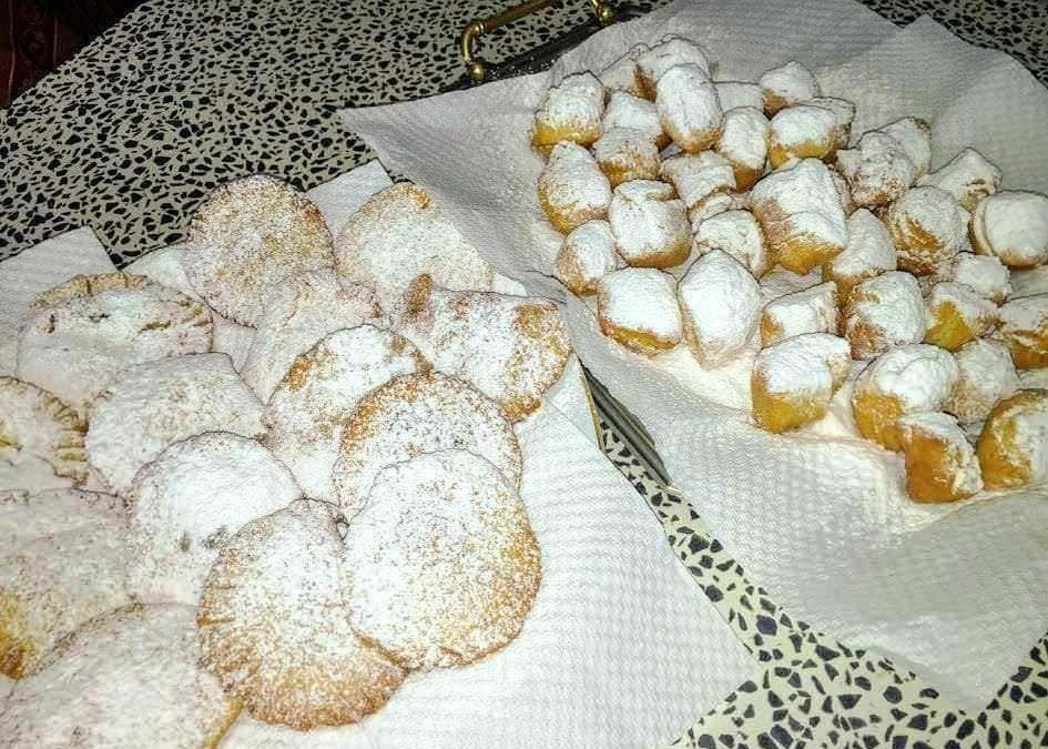 Gestores insoliti di dolci fatti in casa con zucchero a velo, biscotti e dolcetti fritti tradizionali italiani, perfetti per dessert e ricette di dolci fatti in casa.