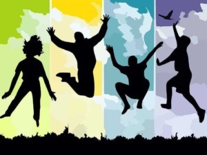 Salti di persone in silhouette che si divertono all'aperto con sfondi colorati, rappresentando libertà e gioia.