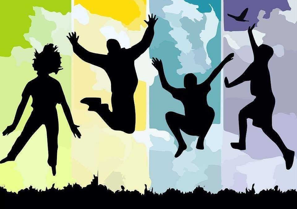 Salti di persone in silhouette che si divertono all'aperto con sfondi colorati, rappresentando libertà e gioia.