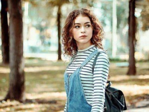 Filename: ragazza foresta autunno