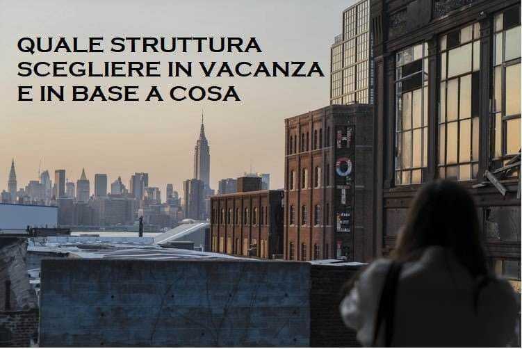Come scegliere la struttura giusta: Vacanza scelta struttura: skyline al tramonto con grattacieli e vista urbana