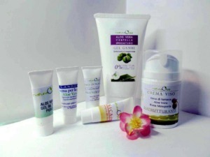 Prodotti naturali a base di Aloe Vera per la cura della pelle e del viso, tra cui gel, creme e detergenti, ideali per pelli sensibili e ristrutturanti.