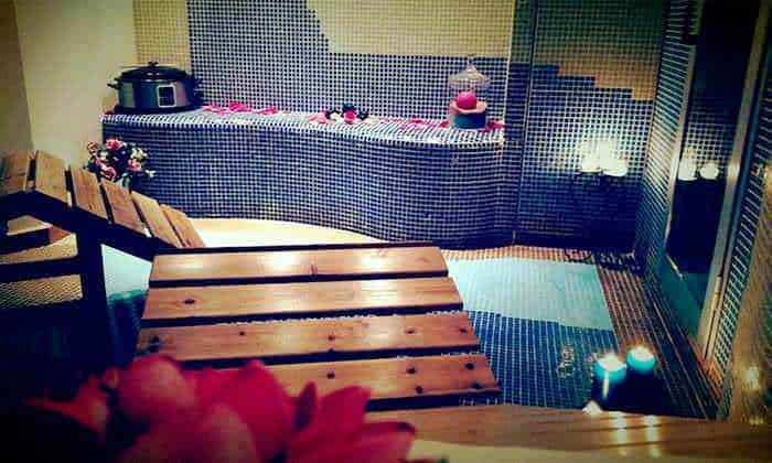 Relaxing spa con piscina idromassaggio, ambiente con luci soffuse, decorazioni floreali e area relax in stile wellness. Perfetto per momenti di benessere e charme.