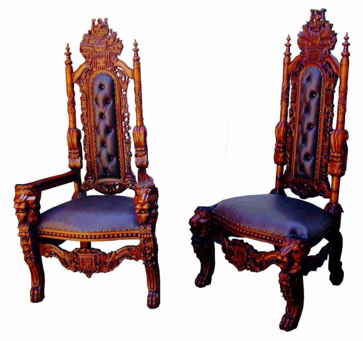 Antiche sedie in legno intagliato con poltrone imbottite