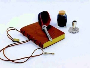 Penna stilografica, quaderno, inchiostro, sigarettiera, cavi elettrici, strumenti da scrittura, accessori da ufficio, strumenti di scrittura eleganti, materiali per il lavoro, oggetti da scrittore.