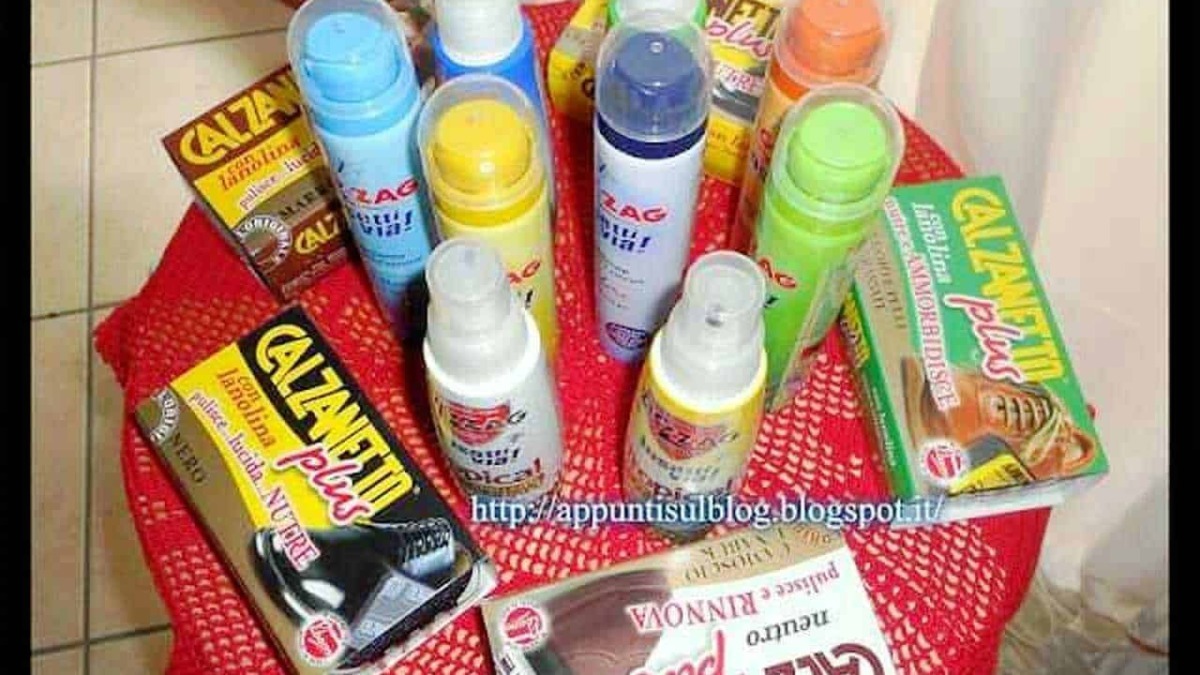Spray protettivi e barattoli di gel antizanzare su tavolo rosso in cucina, prodotti per la protezione contro gli insetti, immagine promozionale di prodotti per la casa e la sicurezza personale.