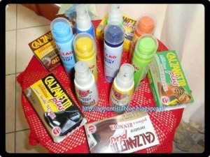 Spray protettivi e barattoli di gel antizanzare su tavolo rosso in cucina, prodotti per la protezione contro gli insetti, immagine promozionale di prodotti per la casa e la sicurezza personale.