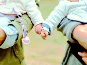 Mani bambini che si tengono per mano in un parco, simbolo di amicizia e connessione tra i più piccoli, immagine rappresentativa di infanzia, socialità e cura nel gioco.