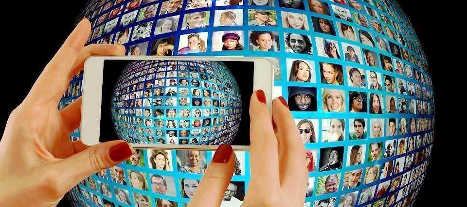 Profili di persone su schermo, foto digitali di social media, connessione globale, tecnologia e interazione online, immagini di digitalizzazione.