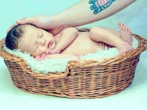 Neonati in fasce nel cesto di vimini con copertura morbida