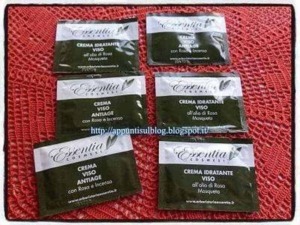 Crema viso antiage e idratante con rosa mosqueta, confezioni singole per trattamento quotidiano, prodotto cosmetico naturale e nutrienti per una pelle levigata e giovane.