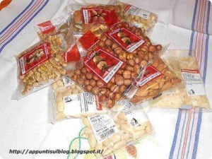 Granulat di nocciole tostate e da forno in confezioni trasparenti, ideali per dolci e ricette fatte in casa, perfette per chi cerca ingredienti di qualità.
