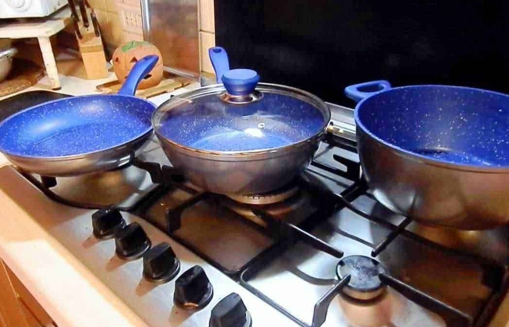 Pannelli da cucina con pentole antiaderenti in silicone blu, stoviglie per cucinare in modo efficiente e sicuro, perfette per preparare pasti deliziosi in cucina.