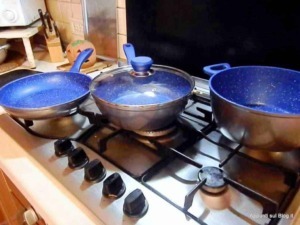 Pannelli da cucina con pentole antiaderenti in silicone blu, stoviglie per cucinare in modo efficiente e sicuro, perfette per preparare pasti deliziosi in cucina.