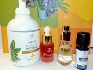 Salvia detergente intimo over 50, prodotti per l'igiene personale femminile, oli essenziali e balsami floreali, cura intima naturale.