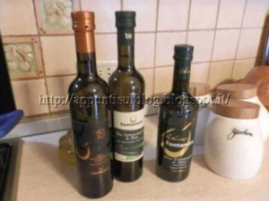 Bottiglie di olio extravergine di oliva e aceto balsamico in cucina, bottiglie di alta qualità per condimenti alimentari, prodotto italiano di prestigio, alimentazione sana e genuina.