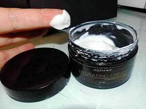 Crema viso spalmata con gel cosmetico, contenitore aperto - cura della pelle, trattamento viso, cosmetici di qualità, routine di bellezza.
