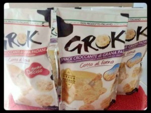 Croccante italiano snack croccante di grana padano, formaggio cotto al forno, confezioni di snack per aperitivi, prodotti tipici italiani, antipasti cheese duri, snack salati italiani.