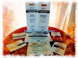 Sieri e confezioni di prodotti per la cura dei capelli, come shampoo e crema, sul tavolo.