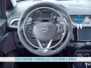 Acceleratore a cerchietto e leva freno a spinta all'interno dell'abitacolo di un'auto Opel, elementi fondamentali per la guida sicura e intuitiva.