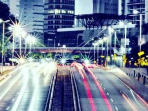 Filemmergine-automobilis-in-notturna-in-una-strada-urbana-luci-in-mmovimento-structure-urban-design-light-trails-nyc.