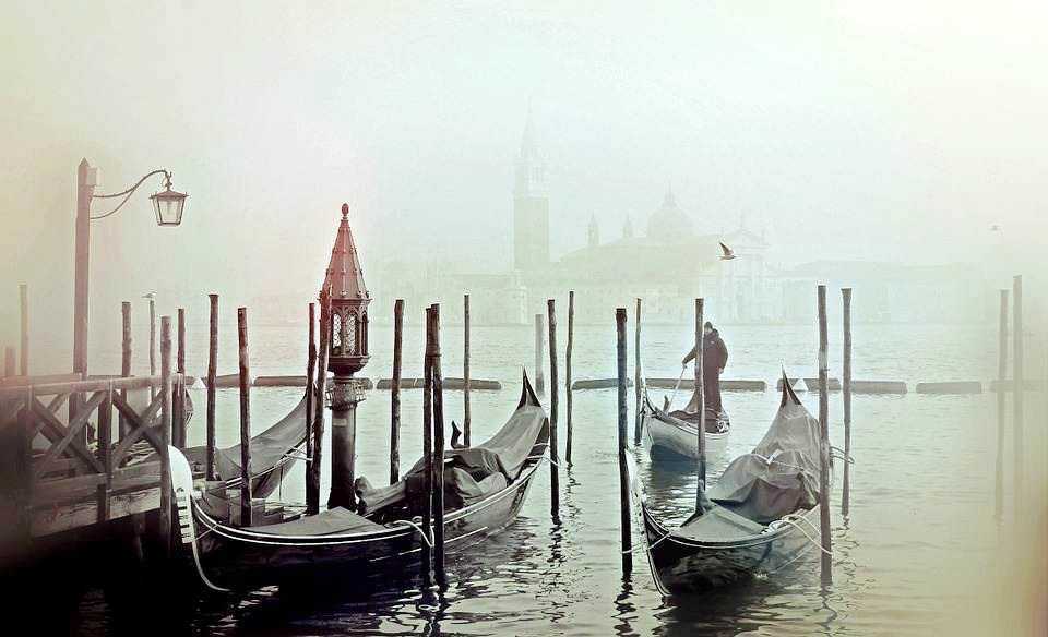 Le gondole di Venezia: gondola tradizionale nei canali veneziani