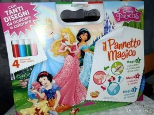 Pannello magico di Disney Princess con personaggi e istruzioni per il metodo delle magie, gioco creativo per bambini, colori e disegni da colorare e attaccare, prodotto artigianale made in Italy.