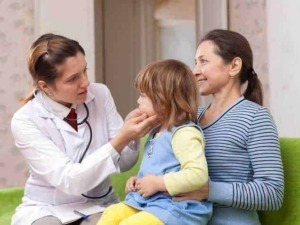 Diagnosi pediatrica in studio medico con medico e madre