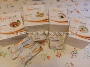 Bambini salutisti con pasti pronti Med Diet, scatole e snack su tavolo floreale, promuovendo alimentazione sana, dieta equilibrata e prodotti alimentari di qualità.