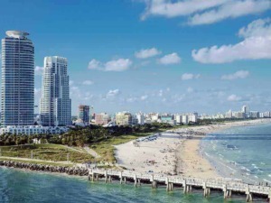 Moderni grattacieli sulla spiaggia di Miami con vista sul mare.
