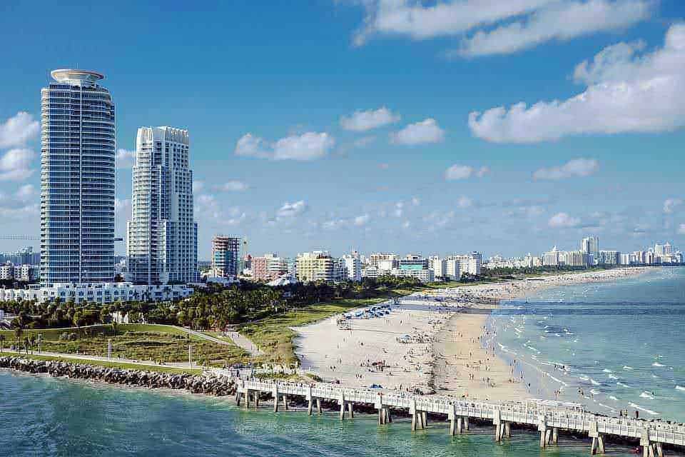 Moderni grattacieli sulla spiaggia di Miami con vista sul mare.