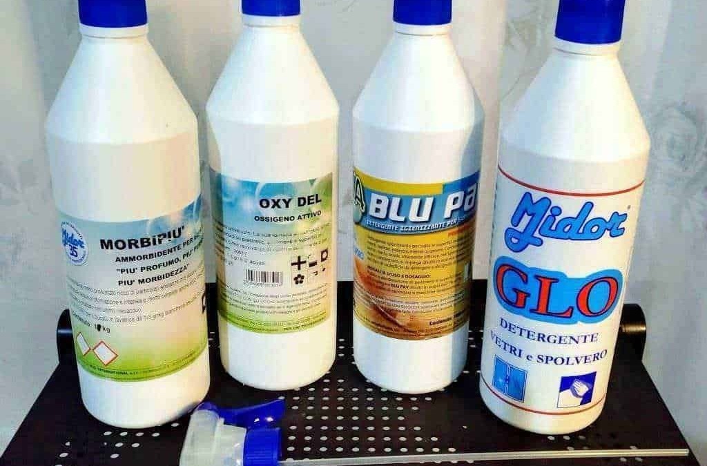 Prodotti per pulizia vetri e spolvero, detergenti e sbiancanti per superfici domestiche, bottiglie di detergente per sporco e polvere, strumenti per la pulizia domestica, prodotti chimici per la casa.