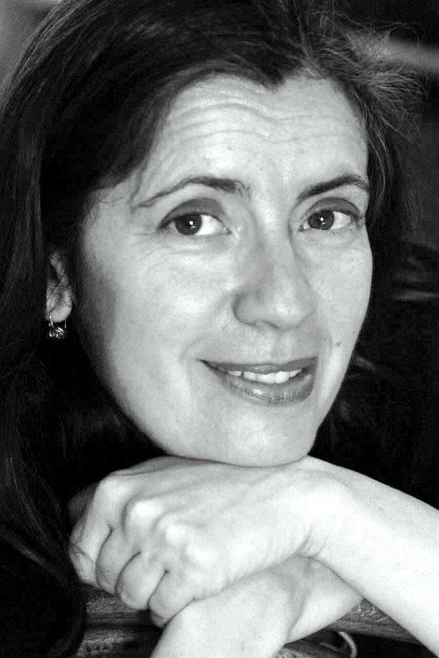 Sorriso di donna con sorriso accogliente e sguardo diretto, ritratto in bianco e nero, ideale per immagini di blog, lifestyle, bellezza e benessere.