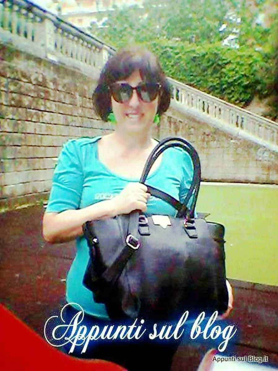 Misstella, la mia moda trendy 3 Femmina con occhiali da sole e borsa nera, sorridente all'aperto in giardino, stile casual, sotto il testo "Appunti sul blog".