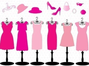 Vestiti femminili eleganti in rosa e fucsia appesi su grucce, con accessori moda come cappelli, scarpe e borse. Perfetti per outfit femminili e look da giorno o sera.