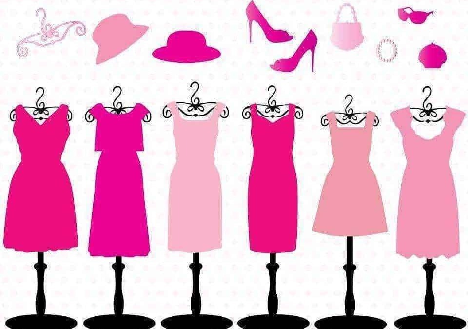 Vestiti femminili eleganti in rosa e fucsia appesi su grucce, con accessori moda come cappelli, scarpe e borse. Perfetti per outfit femminili e look da giorno o sera.