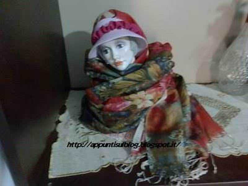 Un foulard colorato con motivi floreali e geometrici, perfetto come accessorio di moda o per aggiungere un tocco di colore al tuo look quotidiano. Tessuto leggero e frange decorative.