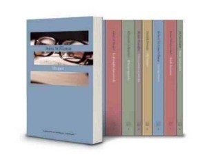 Occhiali da vista e libri su uno sfondo bianco, immagine che rappresenta studio, lettura e attenzione ai dettagli.