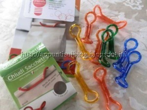 Colorati clip per organizzazione e decorazione in plastica trasparente, ideali per ufficio e casa, disponibili in vari colori per fissare fogli e documenti in modo pratico e originale.