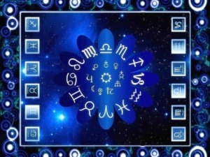 Sei simboli zodiacali disposti in cerchio su uno sfondo stellato blu con elementi cosmici, rappresentando l'astrologia e i segni zodiacali per un approfondimento sugli appunti di astrologia sul blog.