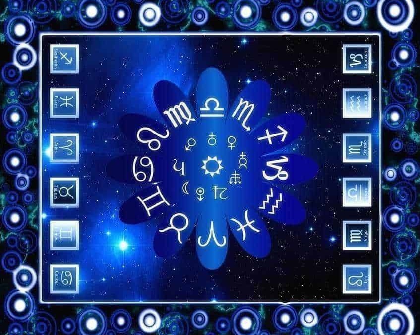 Sei simboli zodiacali disposti in cerchio su uno sfondo stellato blu con elementi cosmici, rappresentando l'astrologia e i segni zodiacali per un approfondimento sugli appunti di astrologia sul blog.