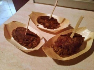 Frittelle di carne con pane comodo in contenitori di legno, servizio di street food in Italia, food truck, snack always ready, pronta da gustare, cibo di strada italiano.