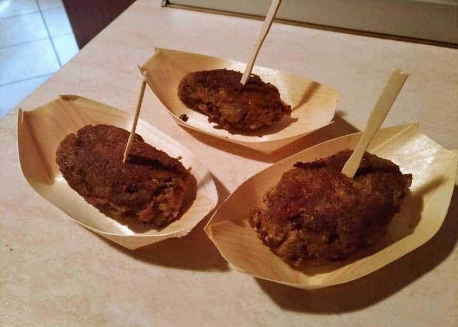 Frittelle di carne con pane comodo in contenitori di legno, servizio di street food in Italia, food truck, snack always ready, pronta da gustare, cibo di strada italiano.